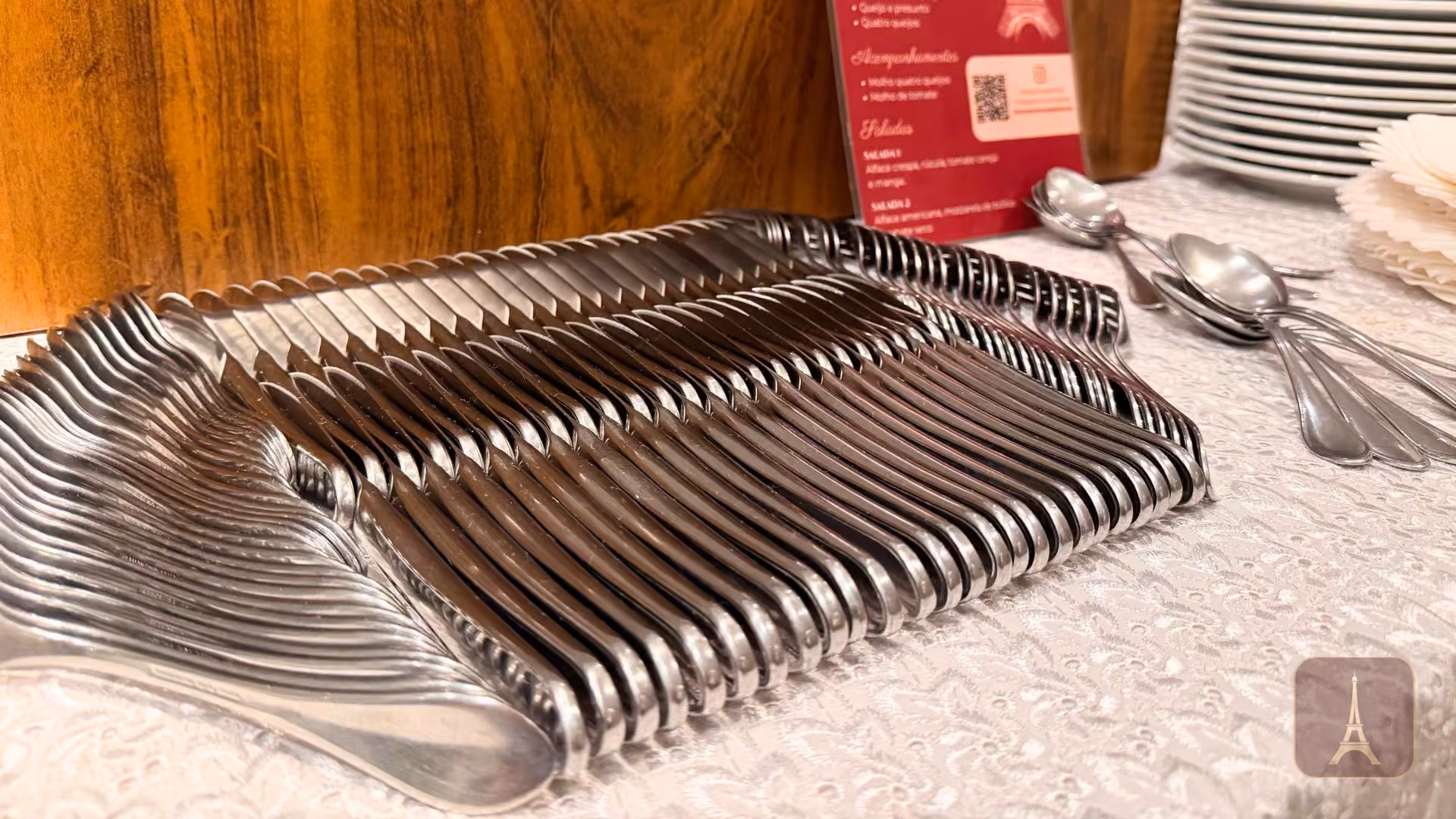 Talheres dispostos na mesa do buffet Crêpe La France