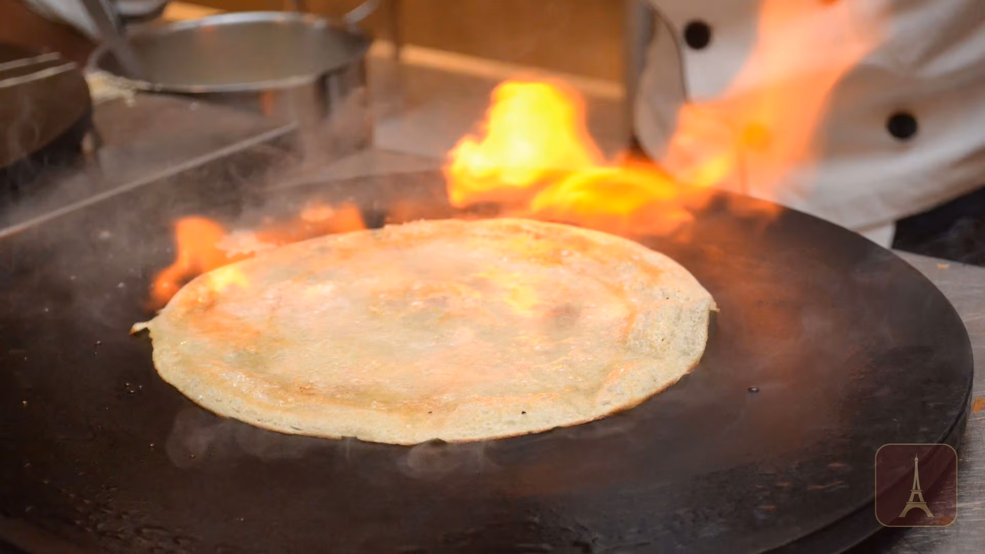 Crêpe Suzette flambado ao vivo pelo crepeiro