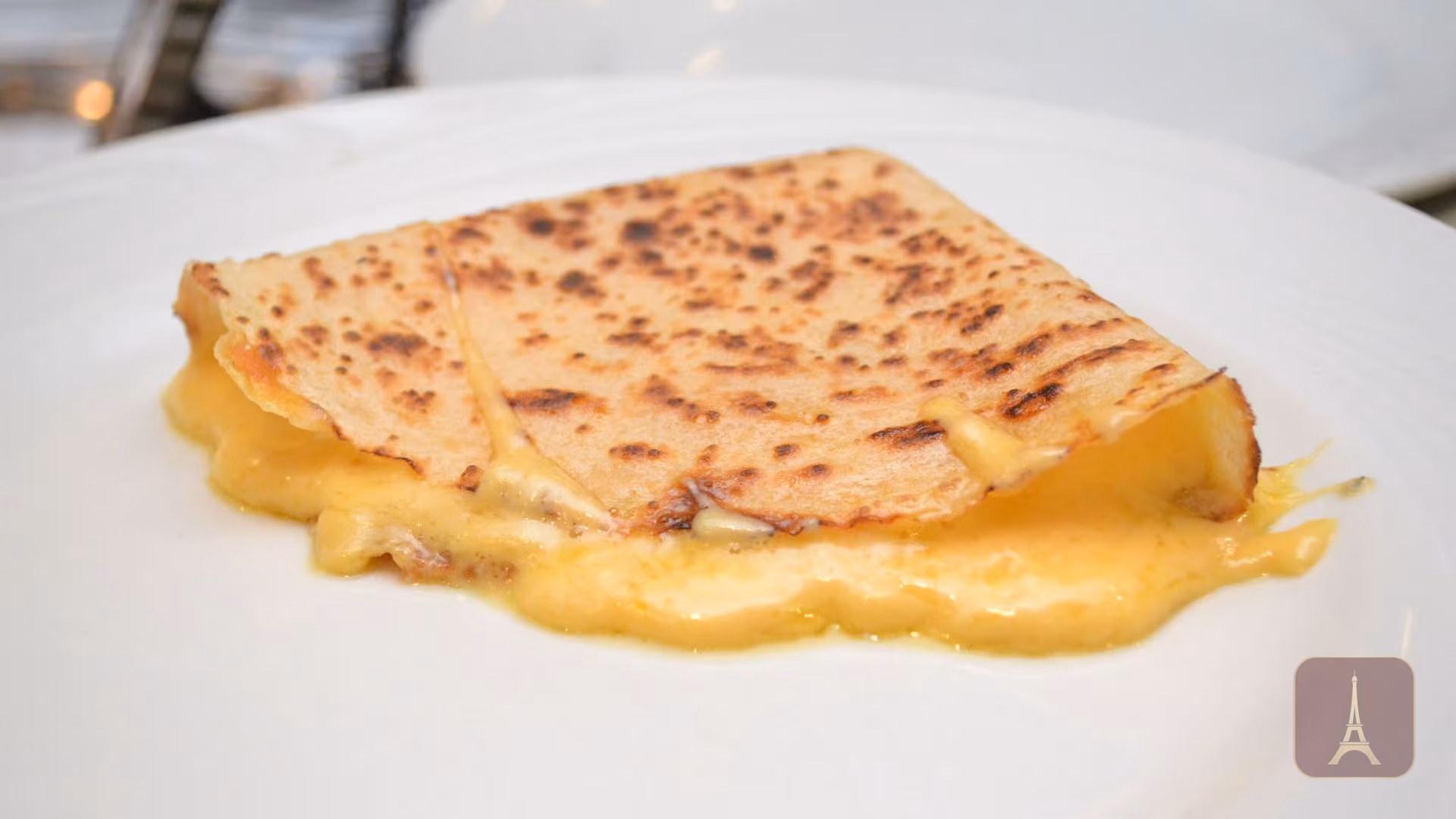 Crêpe salgado quatro queijos preparado na chapa