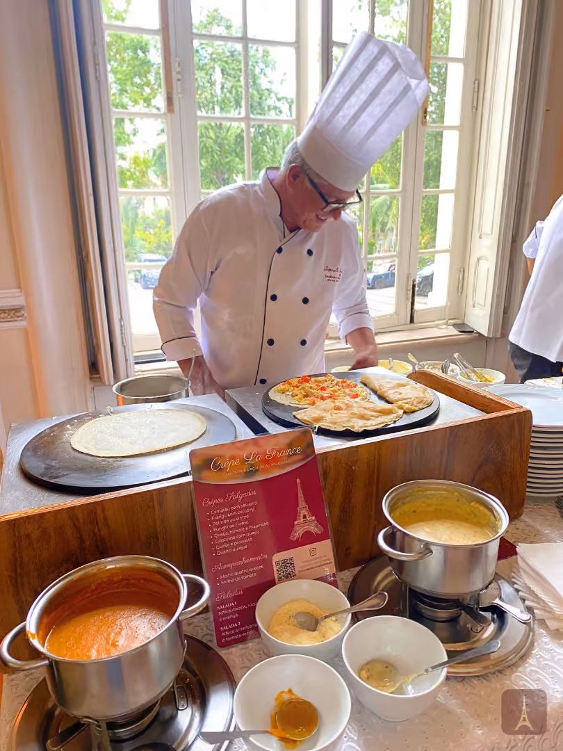 Crepeiro preparando crêpe salgado ao vivo em evento corporativo