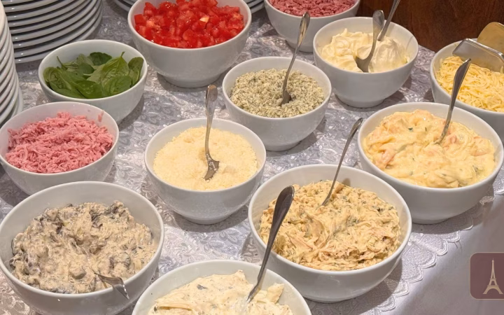 Variedade de recheios doces e salgados do buffet de crepe